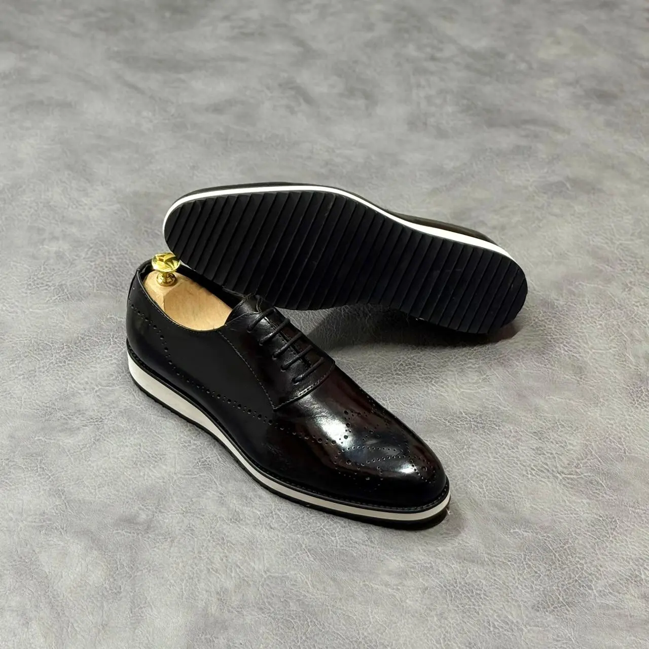 Black medallion Oxford (white sole)